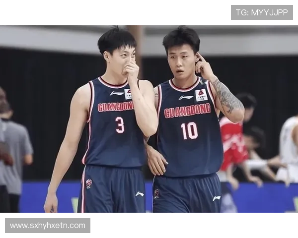 媒体人分享广东全运男篮探班照片赵睿身穿北京T恤与胡明轩崔永熙同框合影